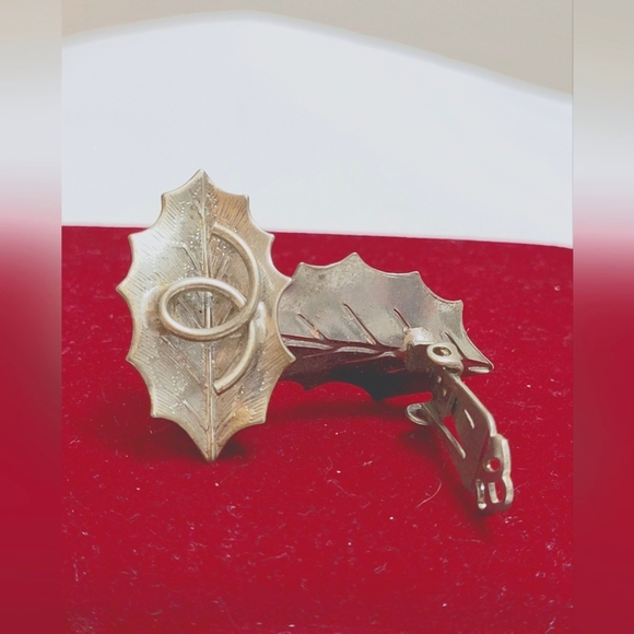 Vintage Clip On Earrings - Picture 2 of 2